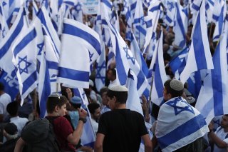 Les manifestants rassemblés devant la Knesset (parlement) scandaient "le peuple exige une réforme judiciaire".